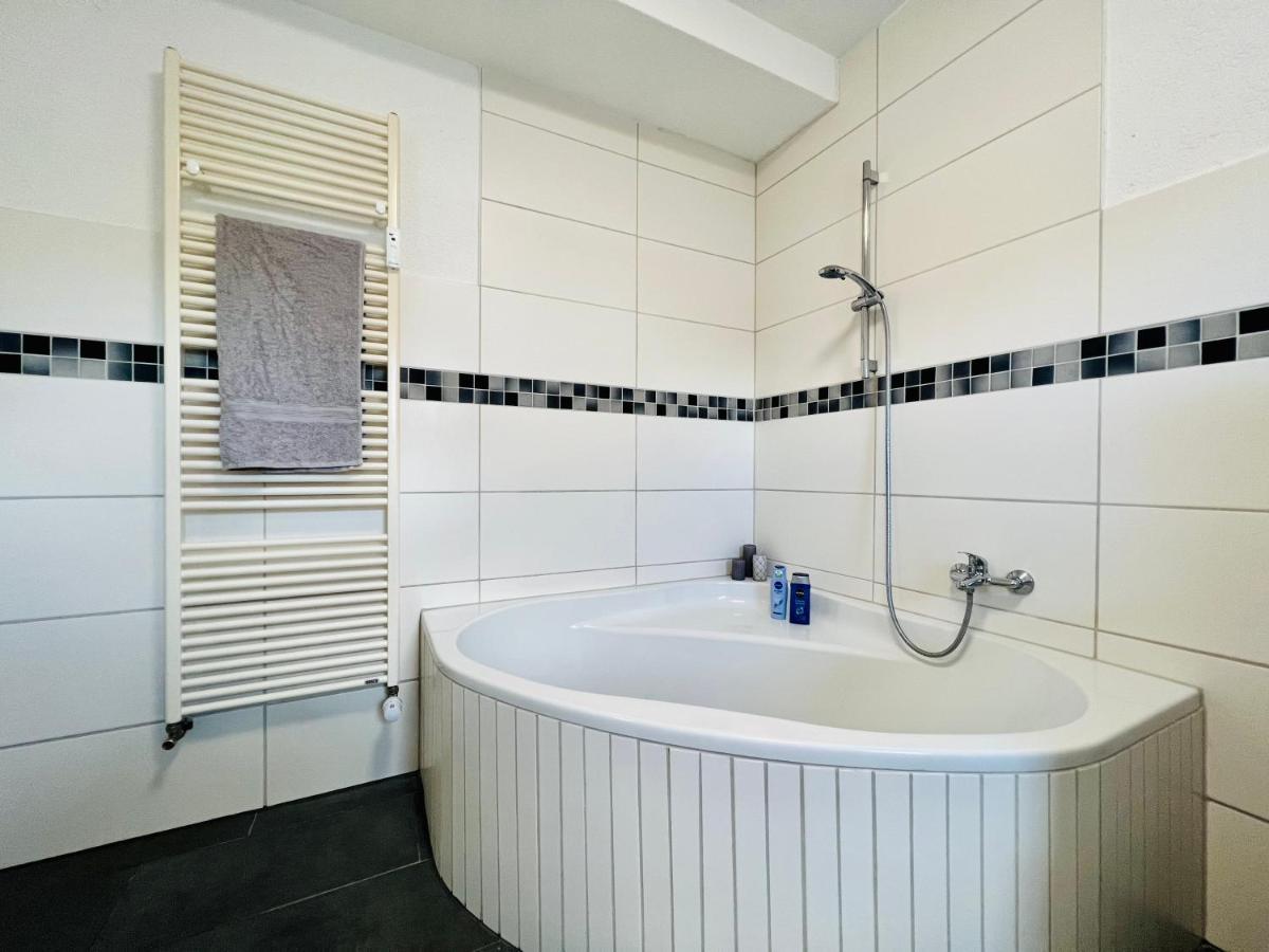 Ferienwohnung - Laendliche Atmosphaere, Geraeumig, Mit Arbeits- Und Parkplatz, Kueche, Netflix, Perfekt Fuer Gruppen バート・シュタッフェルシュタイン エクステリア 写真
